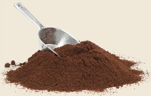 Ett berg malet kaffe med en skopa