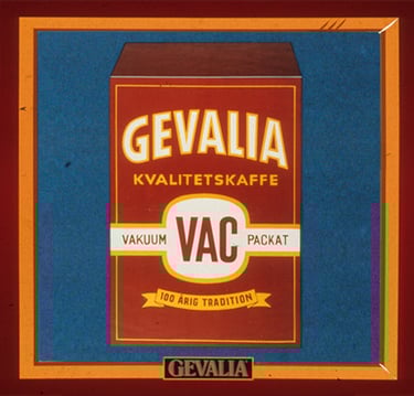 1914 registrerades namnet Gevalia, men det var först på 1920 talet som namnet verkligen etablerades: då fanns det tryckt på de röda, färdigpackade kaffepaketen man började sälja