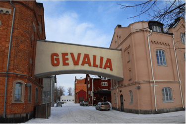 Vår fabrik i Gävle i Sverige, hem för det ikoniska varumärke, GEVALIA, har realiserat koldioxidneutralitet* i mars 2021, i enlighet med PAS 2060 standarden, verifierad av SGS
