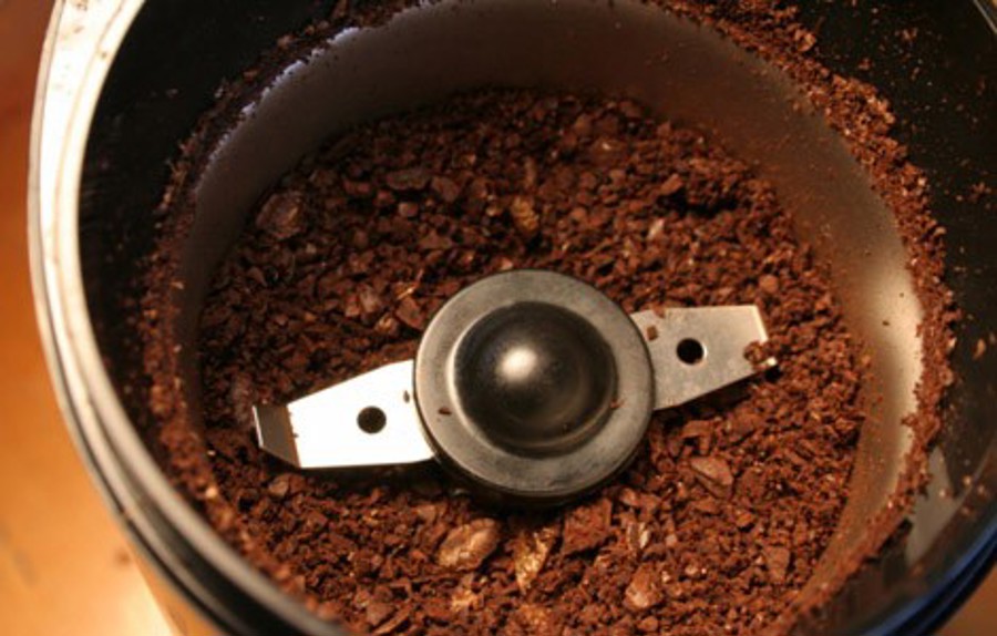 Malning av kaffebönor i en bryggare