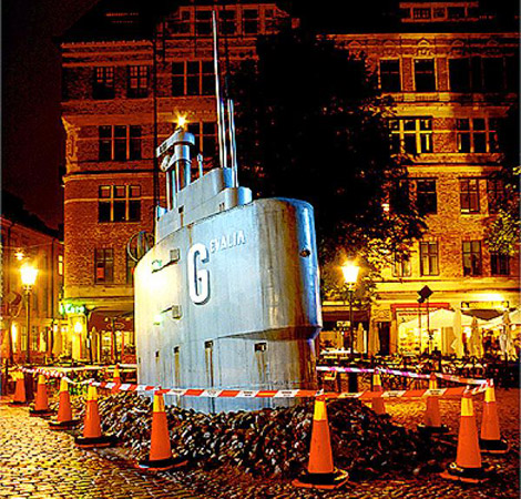 Augusti 1996: en tivoliattraktion på Avenyn i Göteborg och en ubåt på Lilla Torg i Malmö.