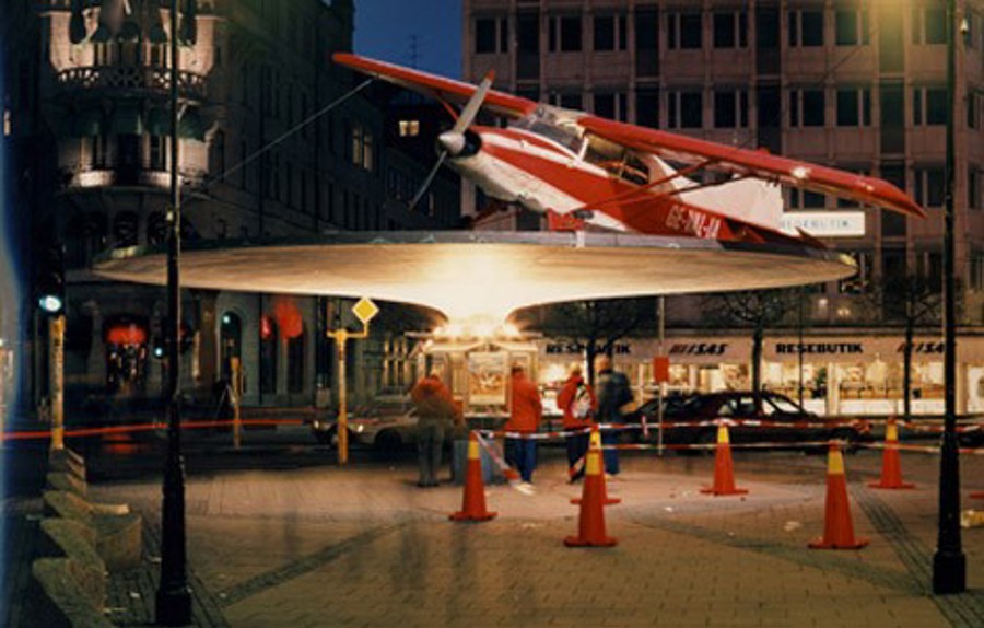 1995 var ”Det oväntade besöket” en hyllad reklamkampanj, ett litet privatflygplan som landat på den så kallade ”Svampen” på Stureplan
