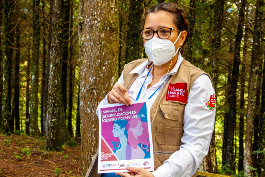 Project Honduras projektledare berättar historia med affisch i händerna