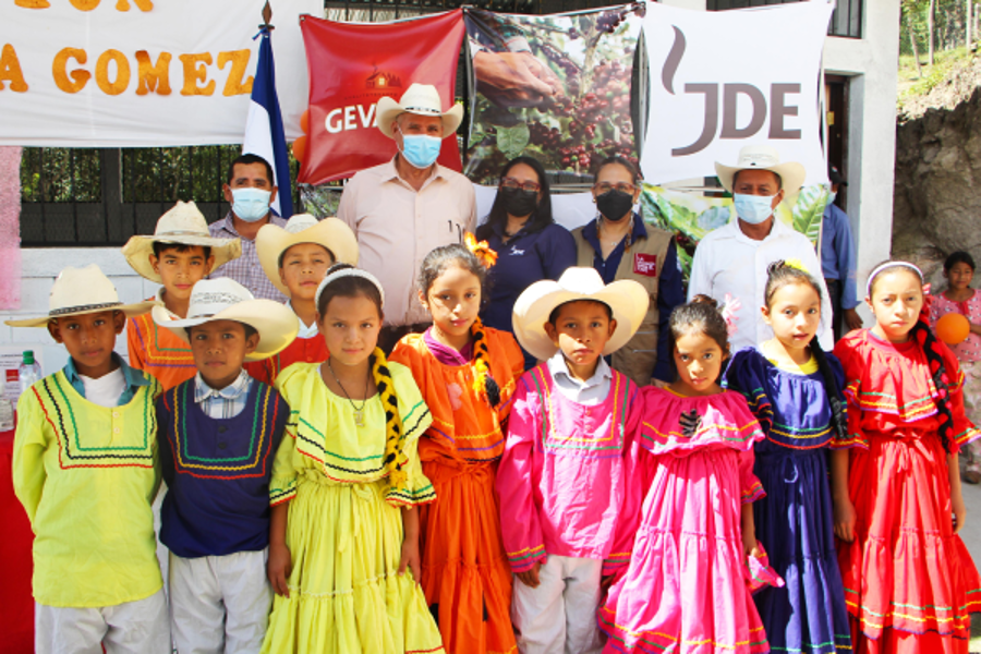 I Las Mataras bidrar Gevalia till byggnationen av en ny skola